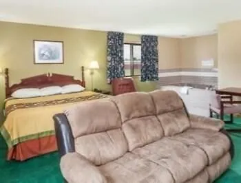 Super 8 By Wyndham Mclean/bloomington Sw