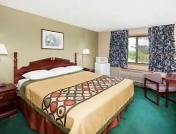 Super 8 By Wyndham Mclean/bloomington Sw Motel
