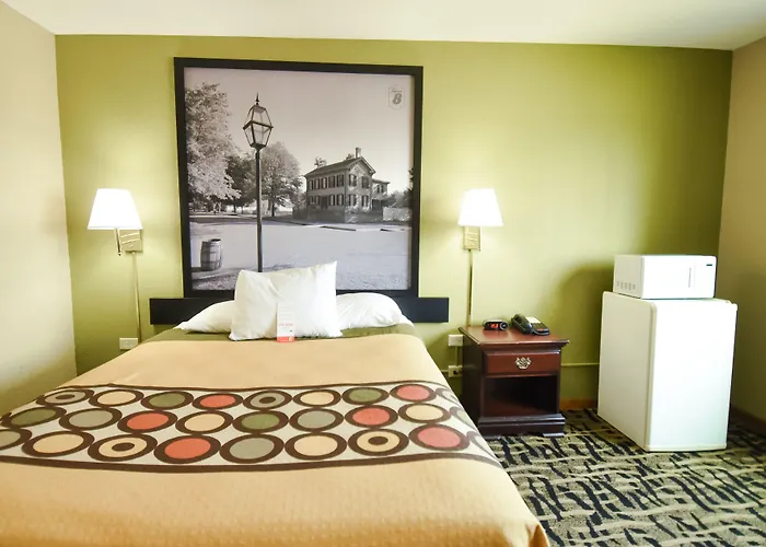 Super 8 By Wyndham Mclean/bloomington Sw Motel